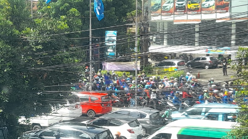 Dampak Ribuan Buruh Long March, Gerbang Tol Pasteur Bandung Ditutup, Lalu Lintas Macet
