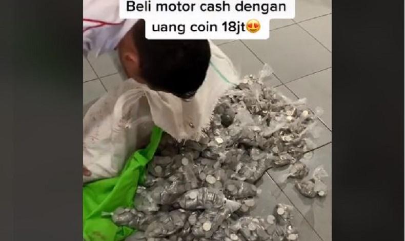 Viral Pria di Banten Beli Motor Pakai Uang Koin, Netizen Dibuat Takjub