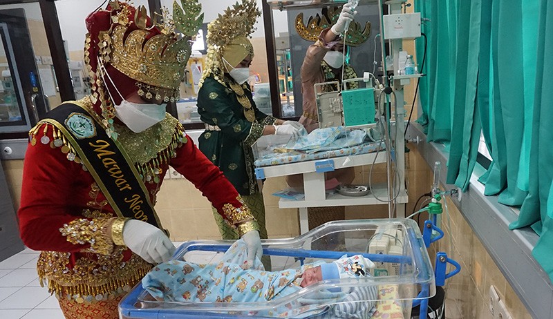 Melihat Penampilan Nakes Pakai Baju Adat Melayani Pasien - Bagian 1