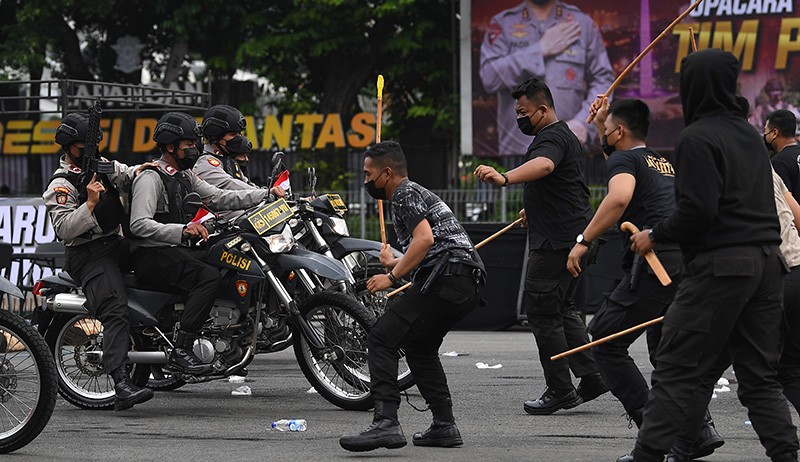 Aksi Tim Patroli Perintis Presisi Polda Metro Jaya Menembak dari Atas Motor - Bagian 2