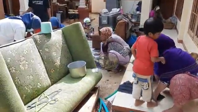 Update Banjir Bandang Garut, Warga Cuci Pakaian dan Perabotan Rumah Tangga
