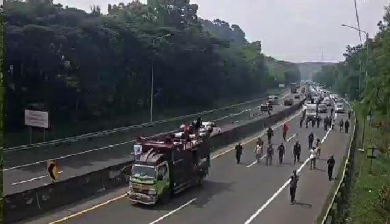 Heboh, Buruh Aksi Jalan Kaki di Tol Cipularang, Lalu Lintas Dialihkan ke Jalur Arteri