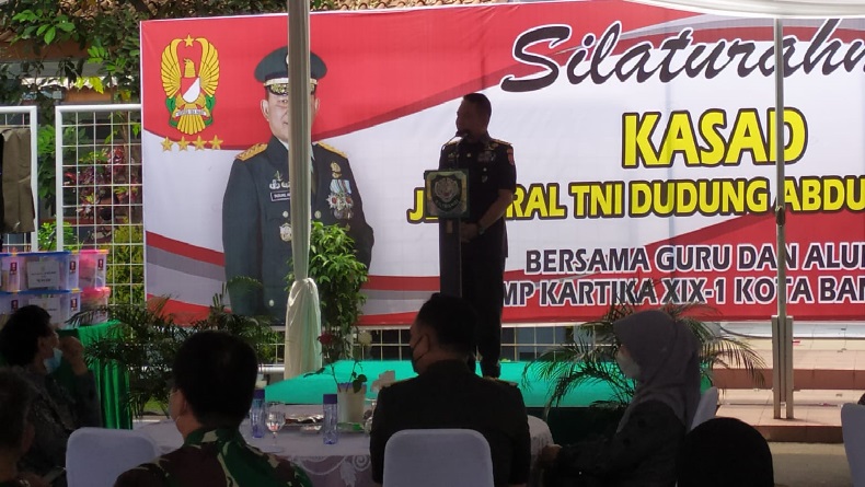 Kunjungi Almamater SMP Kartika XIX Bandung, KSAD: Nurut Sama Guru, Nanti Jadi Jenderal