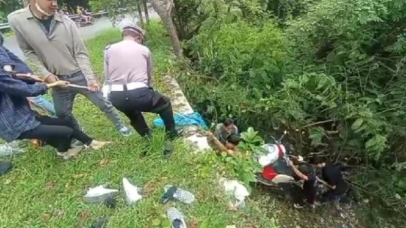 Hilang Kendali di Jalan Menurun, Pengendara Motor Terjun ke Jurang di Plangon Cirebon