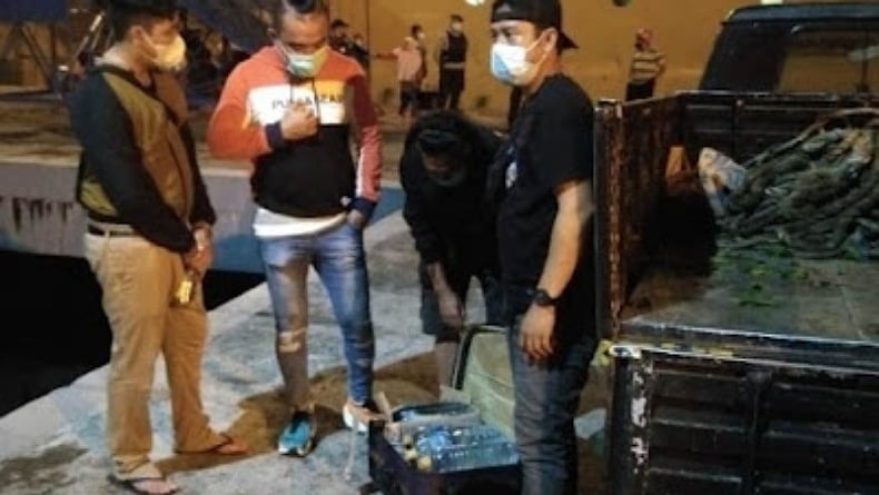 Puluhan Liter Miras Cap Tikus dalam Koper Ditemukan di Pelabuhan Samudera Bitung