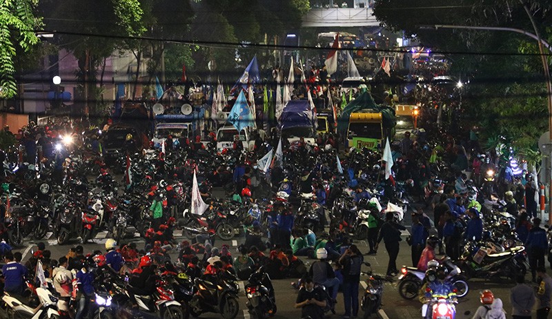Tuntut Kenaikan Upah, Ribuan Buruh Penuhi Jalan Utama Kota Surabaya