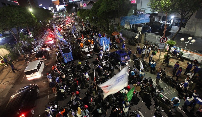 Tuntut Kenaikan Upah, Ribuan Buruh Penuhi Jalan Utama Kota Surabaya - Bagian 3