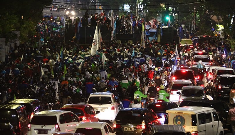 Tuntut Kenaikan Upah, Ribuan Buruh Penuhi Jalan Utama Kota Surabaya - Bagian 2