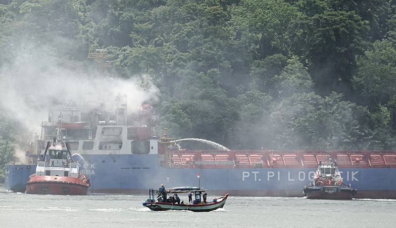 Kapal Kargo Soemantri Brodjonegoro Terbakar di Teluk Penyu Cilacap - Bagian 2