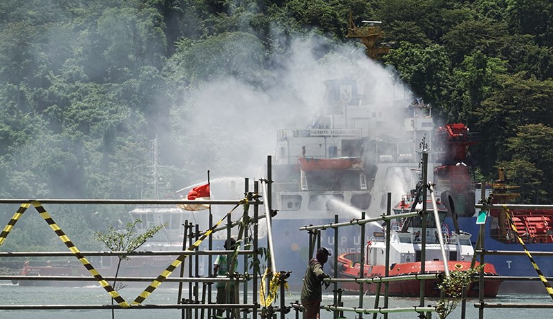 Kapal Kargo Soemantri Brodjonegoro Terbakar di Teluk Penyu Cilacap - Bagian 3