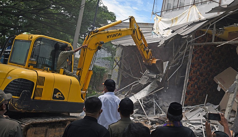 Jadi Lokasi Prostitusi, Tempat Hiburan Malam di Serang Dibongkar dengan Alat Berat - Bagian 1