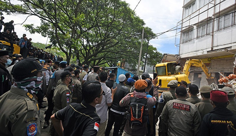Jadi Lokasi Prostitusi, Tempat Hiburan Malam di Serang Dibongkar dengan Alat Berat - Bagian 2