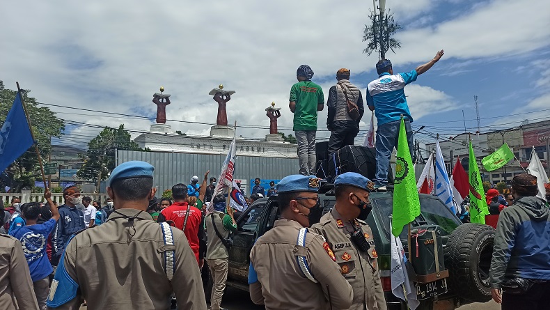 Merasa Jadi Korban Harapan Palsu terkait UMK 2022, Buruh Geruduk Pendopo Sukabumi