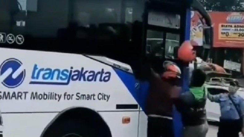Tertabrak Transjakarta di Lampu Merah PGC, Pengendara Motor Emosi Balas Pecahkan Kaca Bus