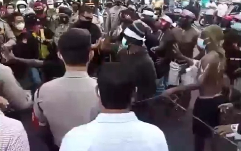 Demo Mahasiswa Papua di Denpasar Rusuh, Terjadi Aksi Lempar Batu