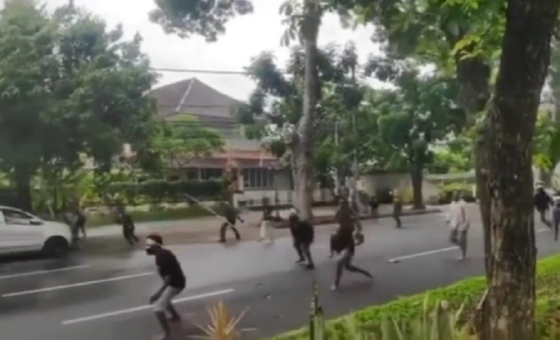 Demo Mahasiswa Papua di Bali Ricuh, Massa Bentrok dengan Ormas dan Desa Adat