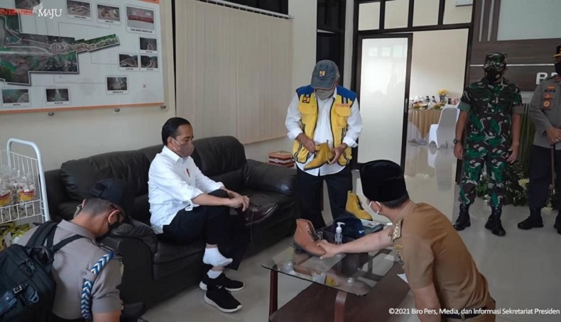 Jokowi Bujuk Menteri PUPR Beli Sepatu : Bagus Buat Main Drum dan Motor-Motoran