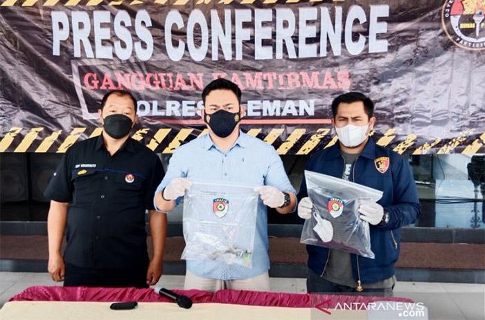 title Polisi Tangkap 2 Pelaku Pembakaran Omah PSS, Tersangka Oknum Suporter Polisi Tangkap 2 Pelaku Pembakaran Omah PSS, Tersangka Oknum Suporter