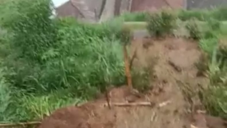 title Tebing Longsor di Magelang Ancam 3 Rumah di Bawahnya Tebing Longsor di Magelang Ancam 3 Rumah di Bawahnya
