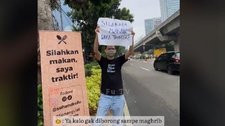 Viral Aksi Pria Borong Warung Makan untuk Dibagikan Gratis ke Pengguna Jalan