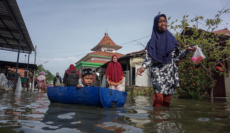 Permukiman Warga Pekalongan Terendam Banjir Rob Sejak 3 Pekan - Bagian 2