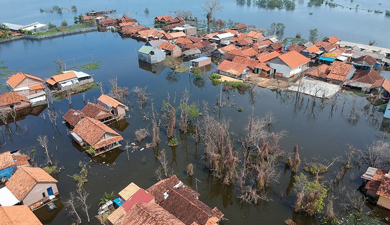 Permukiman Warga Pekalongan Terendam Banjir Rob Sejak 3 Pekan - Bagian 1