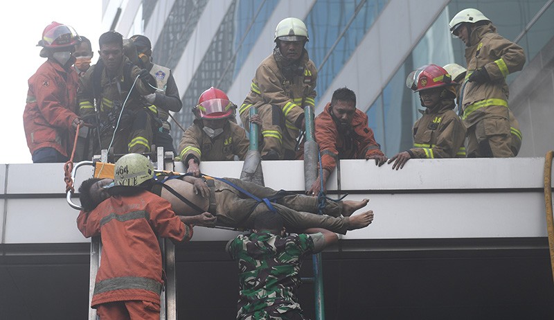 Foto-Foto Gedung Cyber 1 Kebakaran, Karyawan Terjebak Diselamatkan Damkar - Bagian 1