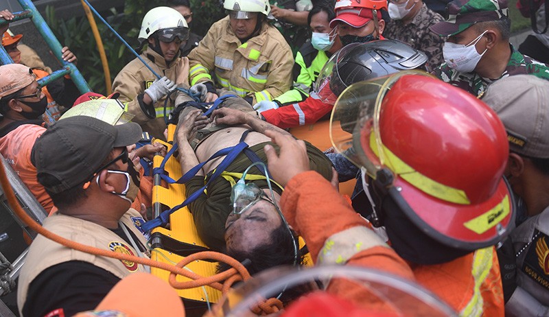 Foto-Foto Gedung Cyber 1 Kebakaran, Karyawan Terjebak Diselamatkan Damkar - Bagian 2