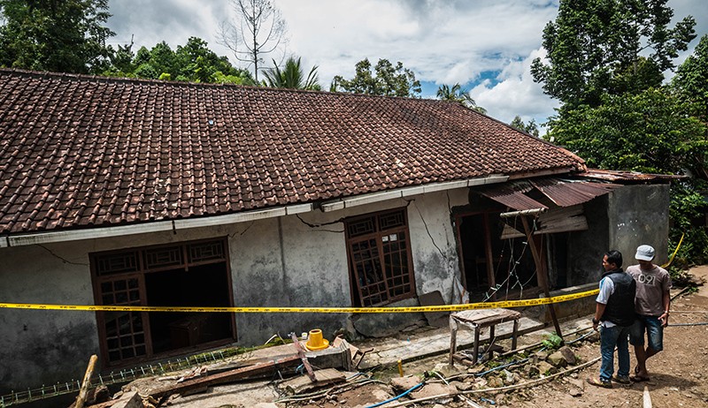 Penampakan Rumah-Rumah Hancur akibat Pergerakan Tanah di Desa Cikotok Lebak - Bagian 2