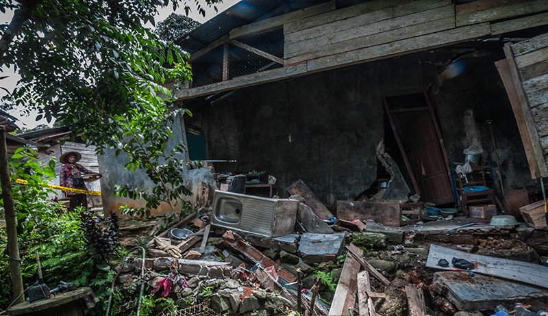 Penampakan Rumah-Rumah Hancur akibat Pergerakan Tanah di Desa Cikotok Lebak - Bagian 1