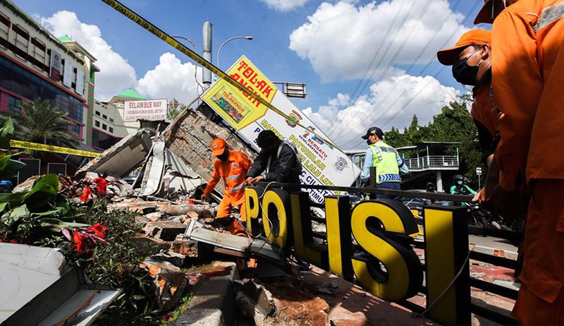 Penampakan Pos Polisi PGC Cililitan Hancur Ditabrak Bus TransJakarta - Bagian 1