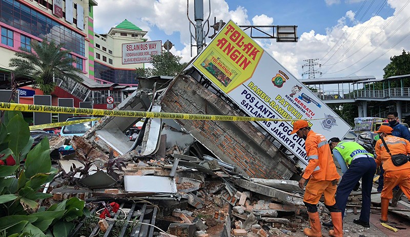 Penampakan Pos Polisi PGC Cililitan Hancur Ditabrak Bus TransJakarta - Bagian 2