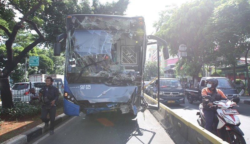 Penampakan Pos Polisi PGC Cililitan Hancur Ditabrak Bus TransJakarta - Bagian 5