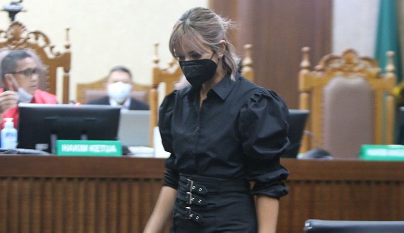 Terancam 4 Tahun Penjara, Nia Ramadhani-Ardi Bakrie Kompak Berbaju Hitam - Bagian 2