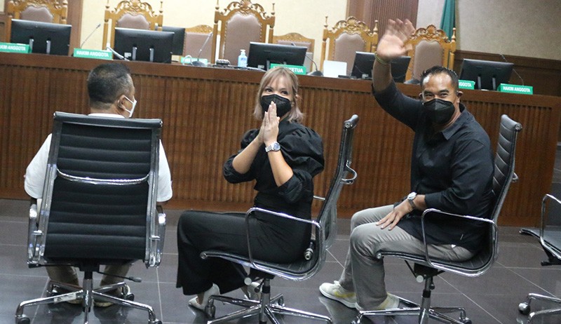 Terancam 4 Tahun Penjara, Nia Ramadhani-Ardi Bakrie Kompak Berbaju Hitam - Bagian 1