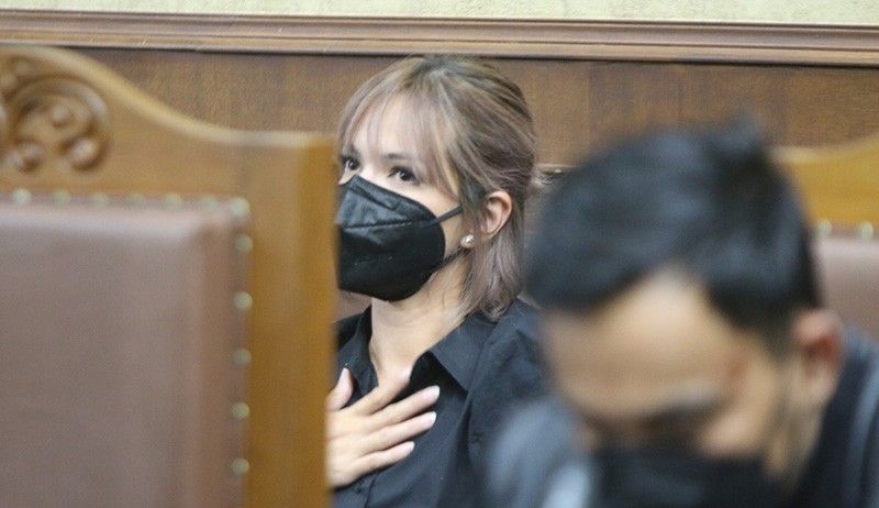 Terancam 4 Tahun Penjara, Nia Ramadhani-Ardi Bakrie Kompak Berbaju Hitam - Bagian 3