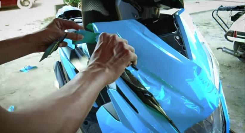 Cara Pasang Stiker Motor Sendiri di Rumah, Perhatikan 4 Langkah Ini