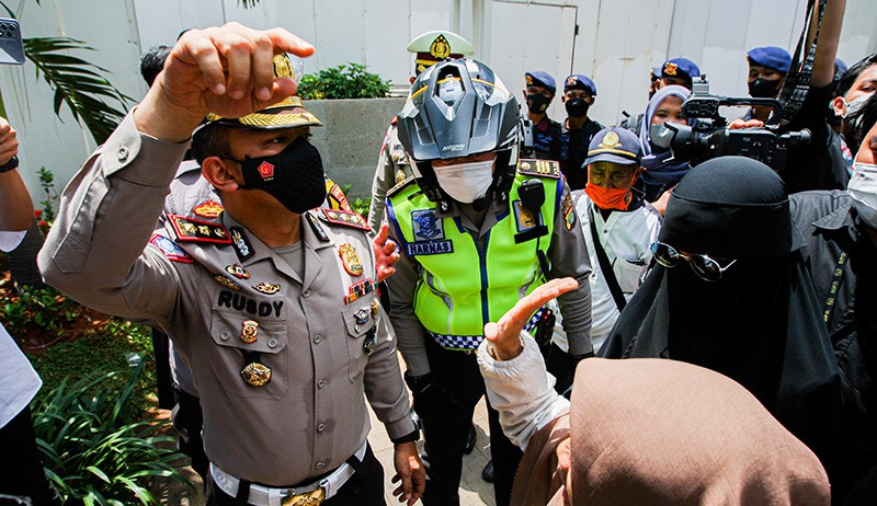 TNI-Polri Bubarkan Aksi Reuni 212 - Bagian 3