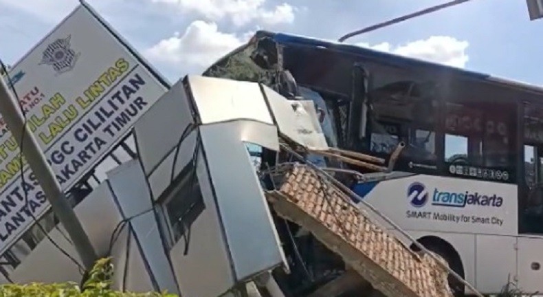Bus Transjakarta Tabrak Pos Lalu Lintas di Cililitan, Sopir Diberhentikan Sementara