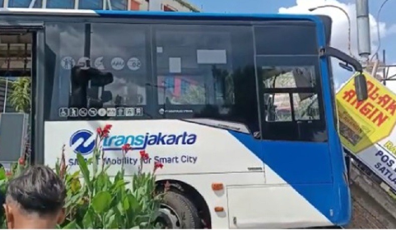 Bus Transjakarta Kecelakaan Tunggal, Petugas Keamanan Terluka