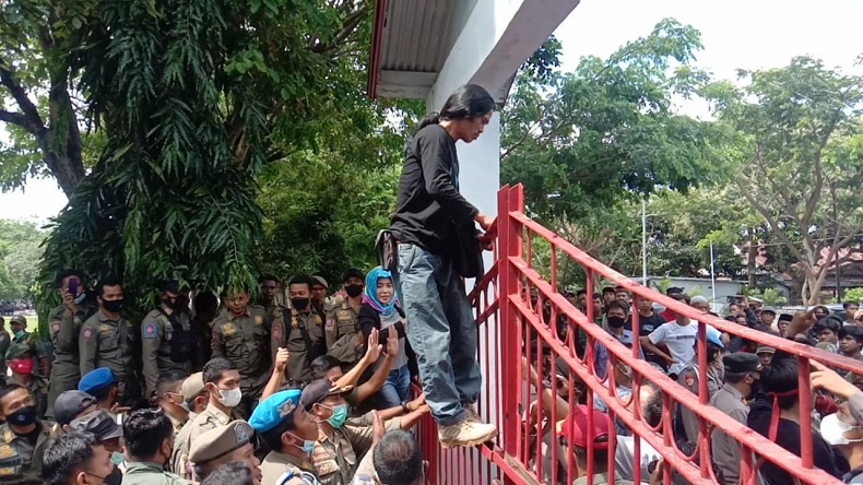 title Unjuk Rasa di Jeneponto Nyari Ricuh, Massa Minta Kasatpol PP Dicopot Unjuk Rasa di Jeneponto Nyari Ricuh, Massa Minta Kasatpol PP Dicopot