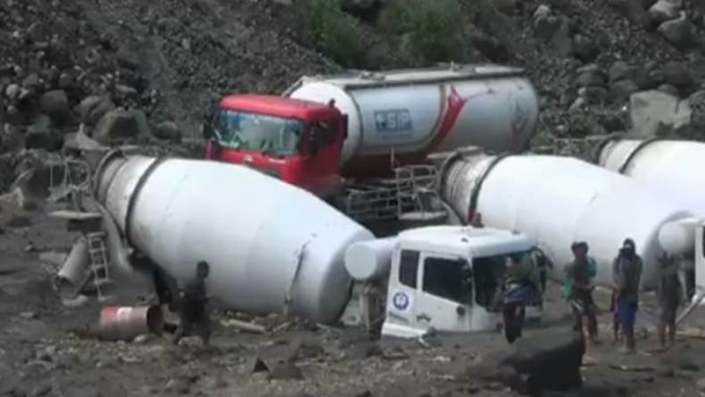 Sejumlah Truk Terjebak Banjir Lahar Gunung Merapi di Sungai Senowo Magelang 