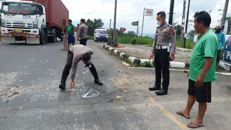 Diduga Rem Blong, Truk Hantam Motor Di Jalan Lingkar Selatan Salatiga