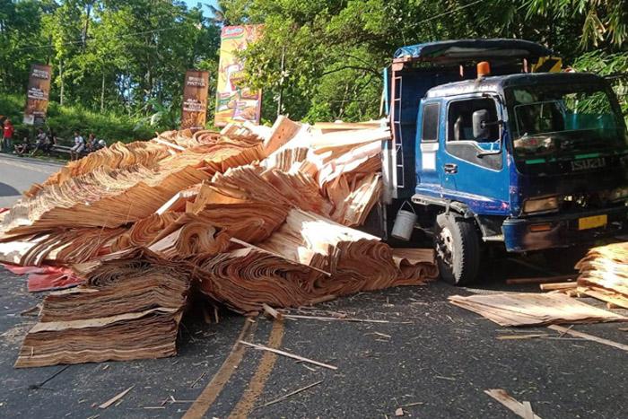 Truk Tronton Bermuatan kayu Kecelakaan, Jalan Jogja-Wonosari Macet