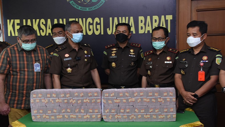 title Kejati Jabar Eksekusi Denda Rp32 Miliar Kasus Faktur Pajak Fiktif WNA Korsel, Ini Uangnya Kejati Jabar Eksekusi Denda Rp32 Miliar Kasus Faktur Pajak Fiktif WNA Korsel, Ini Uangnya