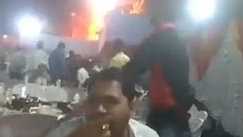 Aneh, Tamu Pernikahan Ini Tetap Asyik Makan meski Tempat Resepsi Terbakar
