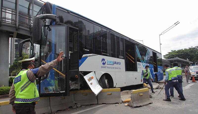 Bus TransJakarta Tabrak Beton Pembatas, Sopir Diduga Kurang Konsentrasi - Bagian 2