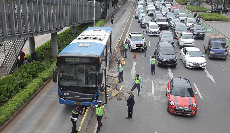 Bus TransJakarta Tabrak Beton Pembatas, Sopir Diduga Kurang Konsentrasi - Bagian 1