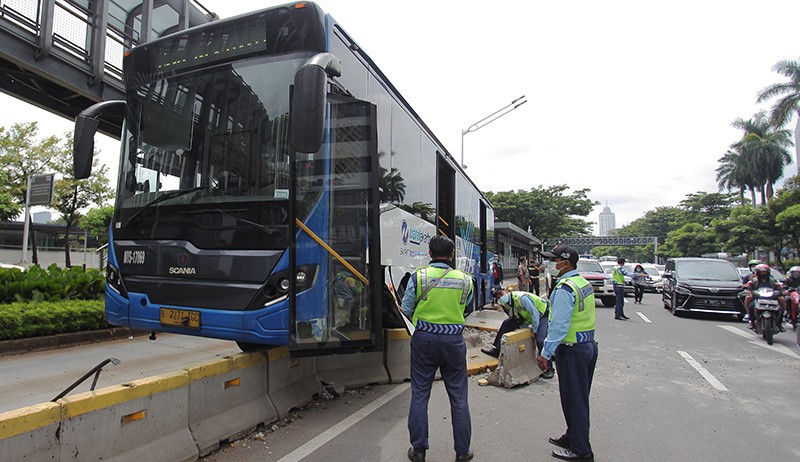 Bus TransJakarta Tabrak Beton Pembatas, Sopir Diduga Kurang Konsentrasi - Bagian 3