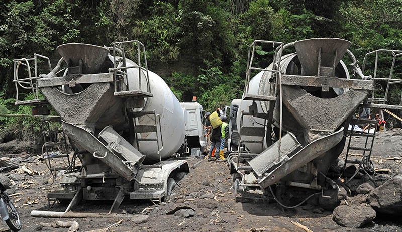 4 Truk Terjebak Lahar Hujan di Lereng Gunung Merapi - Bagian 4